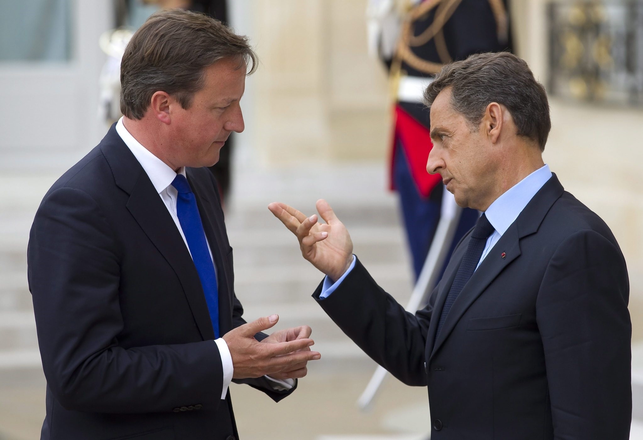 French President Nicolas Sarkozy (R) and Britain's Prime Minister David Cameron (L) before a conference on Libya at the Elysee Palace in Paris, France. (EPA Photo)