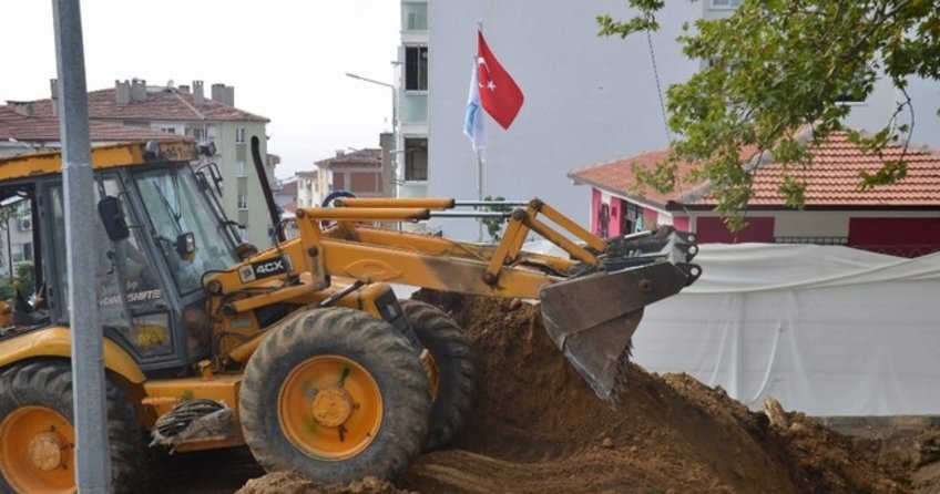 Şehir merkezinde kepçeyle define aradı