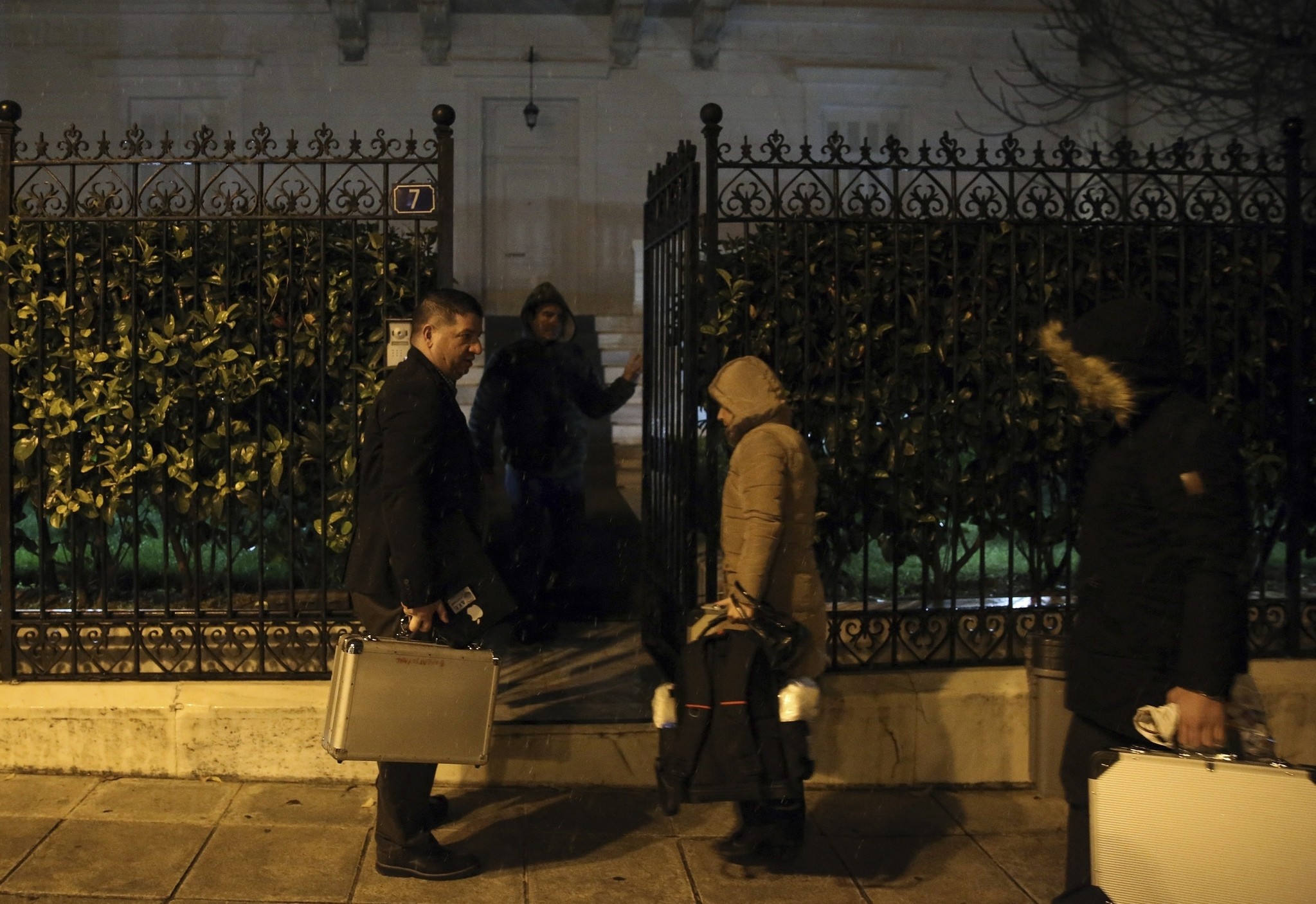 Police investigators enter the house of the Russian consul Andrei Malanin in Athens, Monday, Jan. 9, 2017. (AFP Photo)