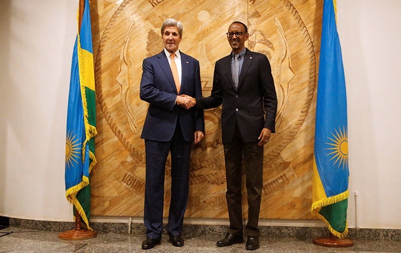 U.S. Secretary of State John Kerry (L) and Rwanda's President Paul Kagame are seen during picture opportunity after holding bilateral meeting at the presidentu2019s office in capital Kigali, October 14, 2016. (Reuters Photo)