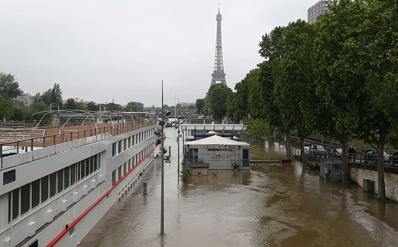A picture taken on June 2, 2016 shows the river Seine bursting its banks next to the Eiffel Tower in Paris (AFP Photo)