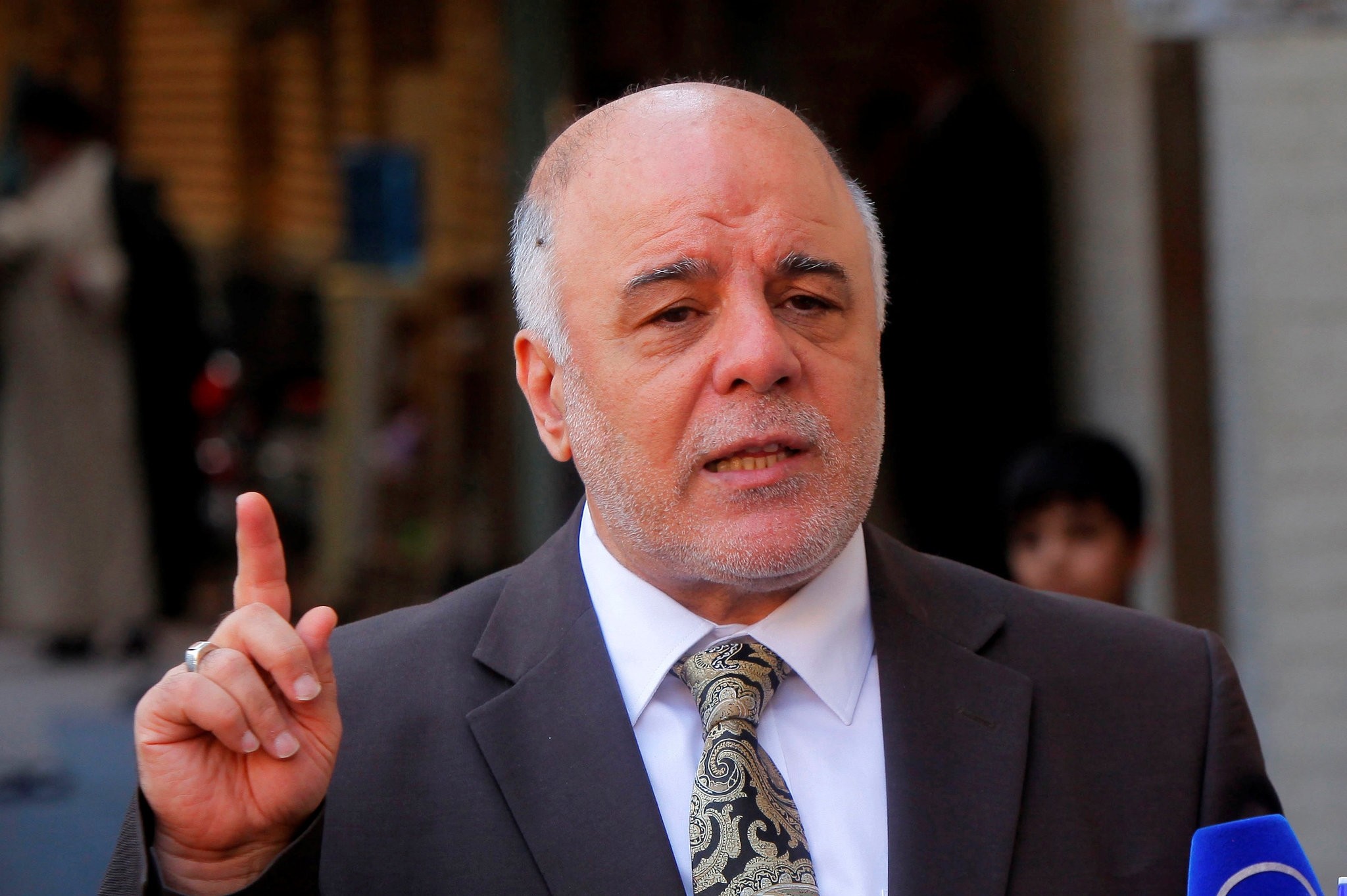 Iraqi Prime Minister Haider al-Abadi speaks to reporters after a meeting with the top Shiite cleric, Grand Ayatollah Ali al-Sistani, in the Shiite holy city of Najaf, south of Baghdad, October 20, 2014. (REUTERS Photo)