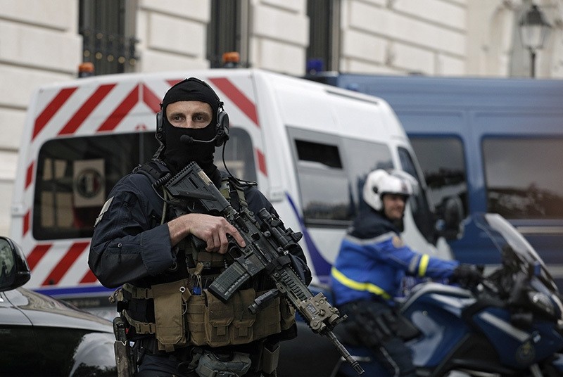 Members of French military task force GIGN secure the convoy transporting Paris attacks suspect, Salah Abdeslam as they leave the Paris courthouse, Friday, May 20, 2016. (AP Photo)