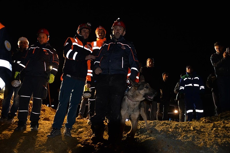 Search and rescue teams at the site looking for 11 miners still trapped underground after the Siirt mine disaster. (DHA Photo)