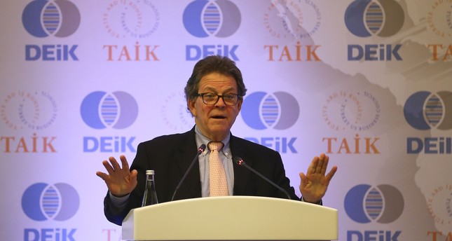 Economist Art Laffer giving a speech in Turkey.