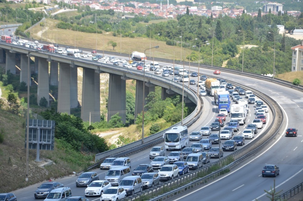 Holidaymakers formed long lines along TEM highway leading to Istanbul as they rushed to return home before the holiday's end. (IHA Photo)