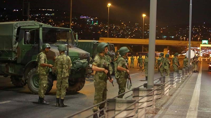 Access to the Bosphorus bridge, which links the city's European and Asian sides, in Istanbul, Turkey, blocked by soldiers during the FETu00d6-led coup attempt, July 15, 2016 (Reuters Photo)