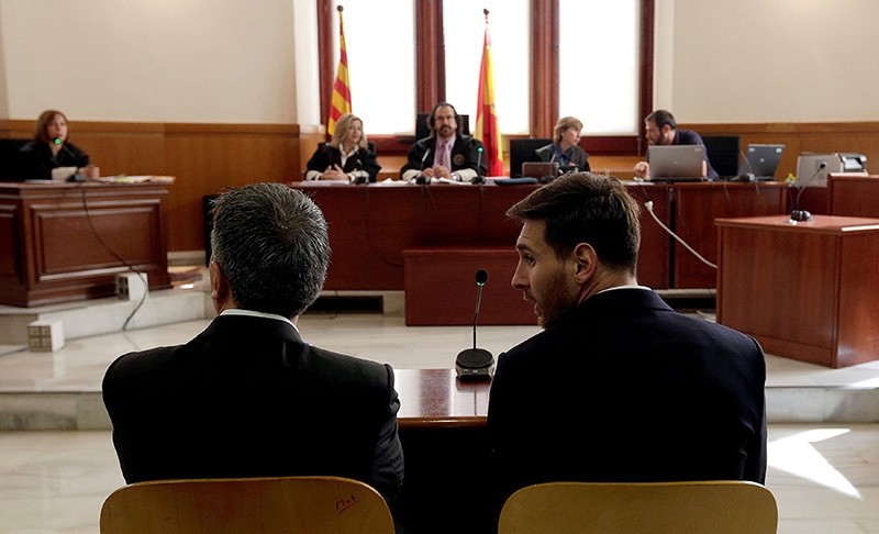 Barcelona's Argentine soccer player Lionel Messi (R) sits in court with his father Jorge Horacio Messi during their trial for tax fraud in Barcelona, Spain, June 2, 2016. (Reuters Photo)