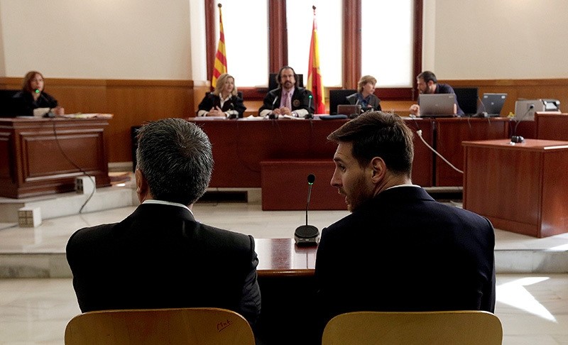 Barcelona's Argentine soccer player Lionel Messi (R) sits in court with his father Jorge Horacio Messi during their trial for tax fraud in Barcelona, Spain, June 2, 2016. (Reuters Photo)