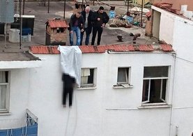 İntihar eden genç sabaha kadar asılı kaldı. Sabah fark edildi!