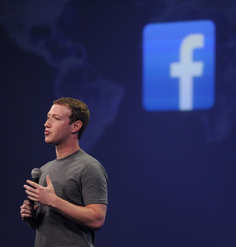 Facebook CEO Mark Zuckerberg introducing a new messenger platform at the F8 summit in San Francisco, California. March 25, 2015. (AFP Photo)