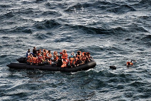 Refugees trying to reach the Greek island of Lesbos after crossing the Aegean sea from Turkey, Sept. 30 2015. (AFP Photo)