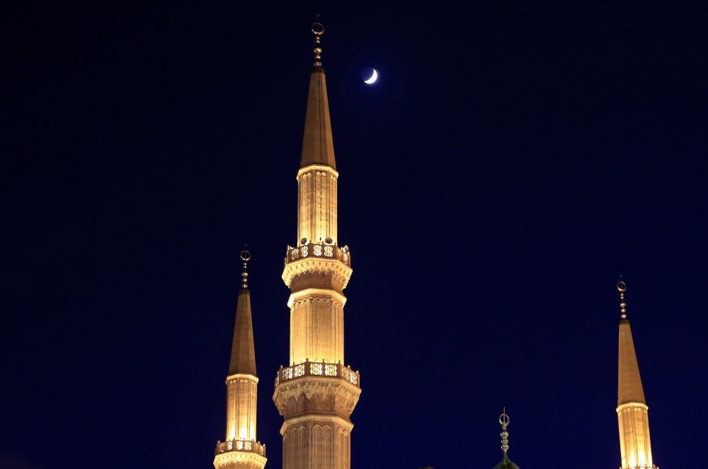 A crescent moon is seen above al Amin mosque on the fourth day of Ramadan in Beirut, Lebanon, June 9, 2016. (Reuters Photo)