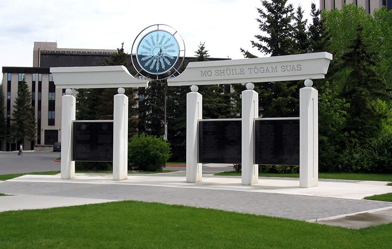 The School motto on display (Wikipedia Photo)