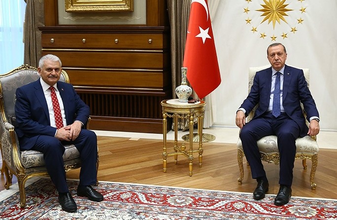 Erdou011fan (R) with Yu0131ldu0131ru0131m (L) during a meeting at the Presidential Palace, in Ankara, on May 24, 2016 (AFP).