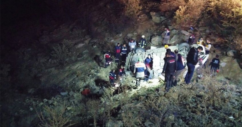 İşçi servisi Manisa'da şarampole yuvarlandı: 1 ölü, 14 yaralı