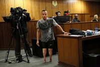 Pistorius (C) walks without his prosthetic legs in courtroom during proceedings on 3rd day of his sentencing hearing at High Court in Pretoria, South Africa, 15 June 2016. (EPA)