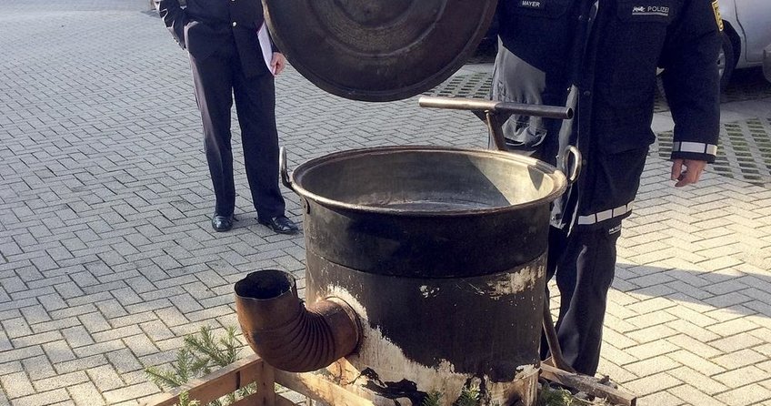 Almanyada cadı kazanına atılan gencin vücudu yandı