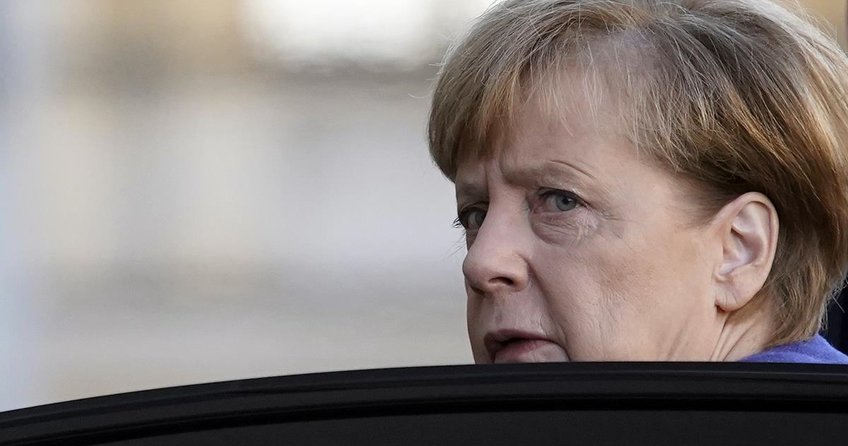 Merkel iki yüzlülüğe devam ediyor