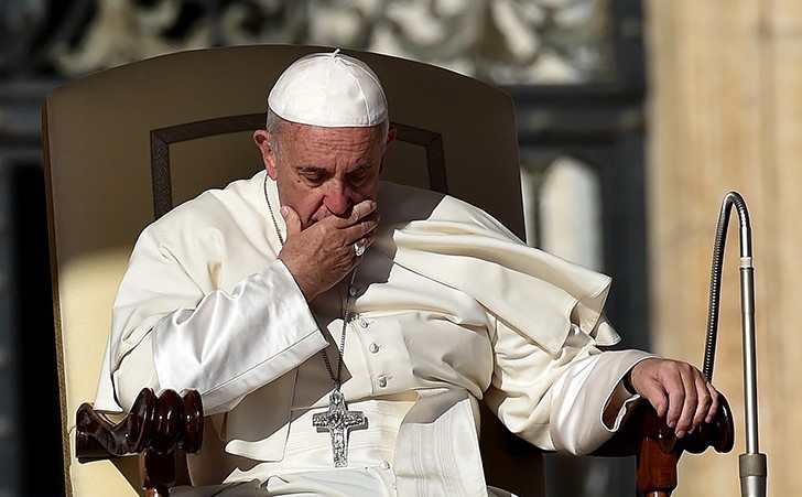 Pope Francis sits during his weekly general audience in the St Peter's square on October 12, 2016 in Vatican. (AFP Photo)