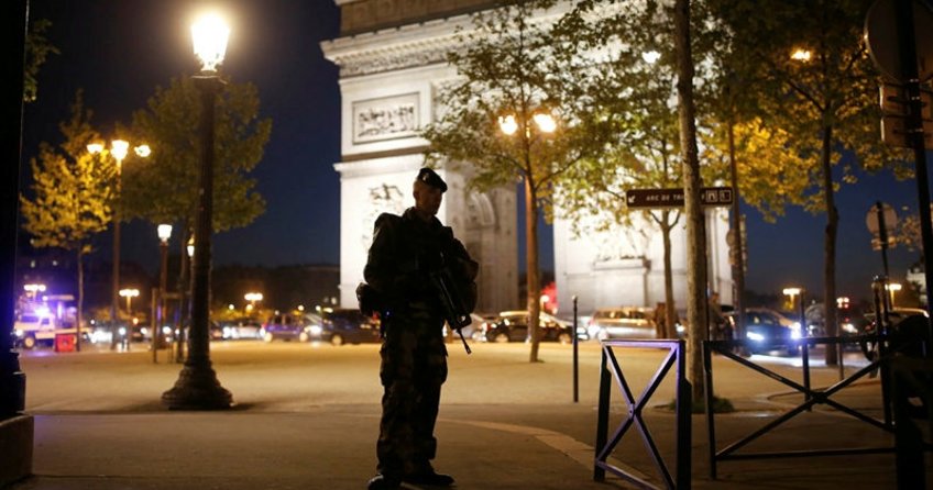 Paris'te kalaşnikoflu saldırı: 1 polis öldü, 1 polis yaralandı