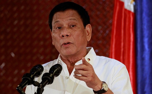 Philippine President Rodrigo Duterte gestures while addressing families of the 44 Philippine National Police-Special Action Force (PNP-SAF) members who were killed in a 2015 police operation. Jan. 24, 2017. (Reuters Photo)