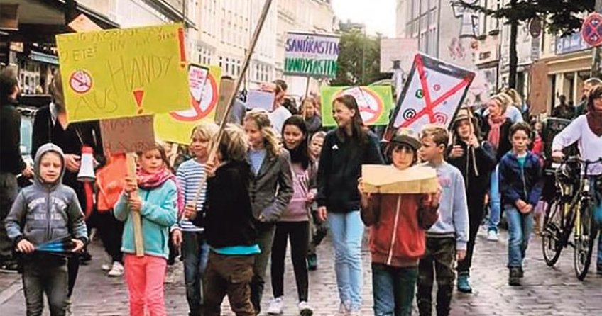 Hamburg’da 7 yaşındaki çocuktan anlamlı yürüyüş