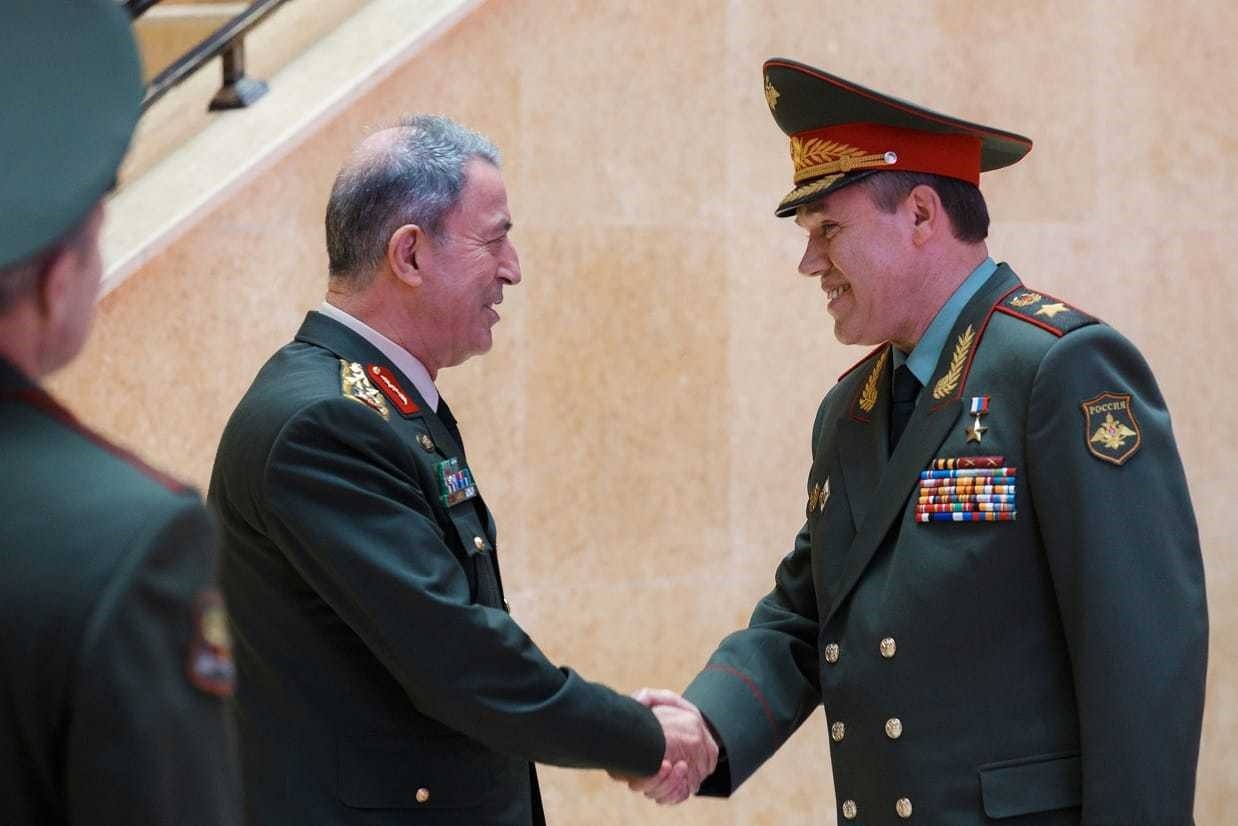 Chief of General Staff Gen. Hulusi Akar (L) and General Valery Gerasimov (R)