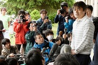 Takayuki Tanooka (R), father of 7-year-old boy Yamato Tanooka who went missing on May 28, 2016 after being left behind by his parents, was found alive, speaks to the media in Hakodate (Reuters Photo