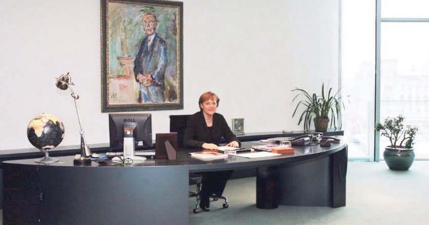 Merkel’in çalışma masasında Türk eli