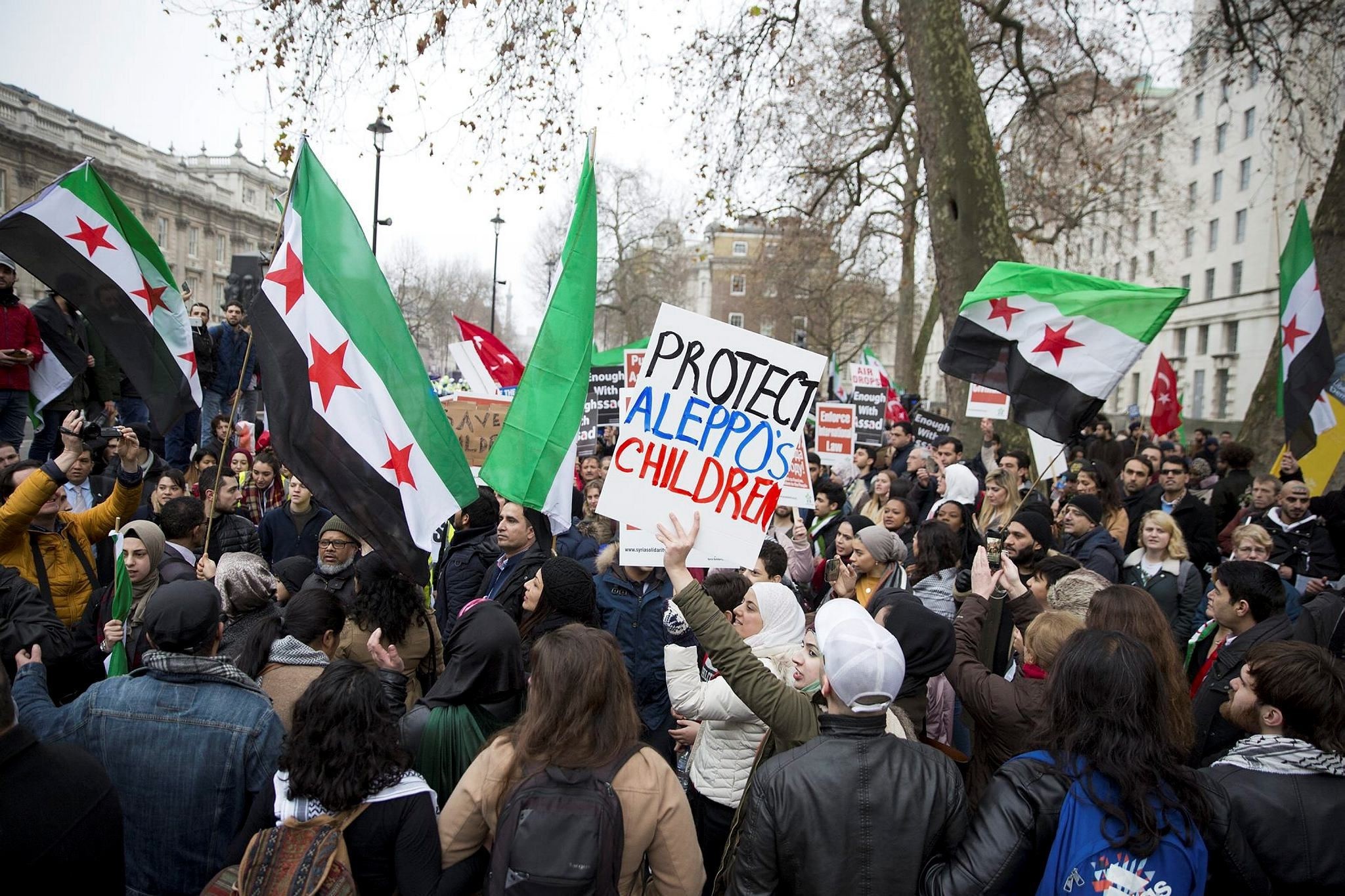 Protesters gathered in London to protest the ongoing violence against civilians in Syria's Aleppo, December 17, 2016. (AA Photo)