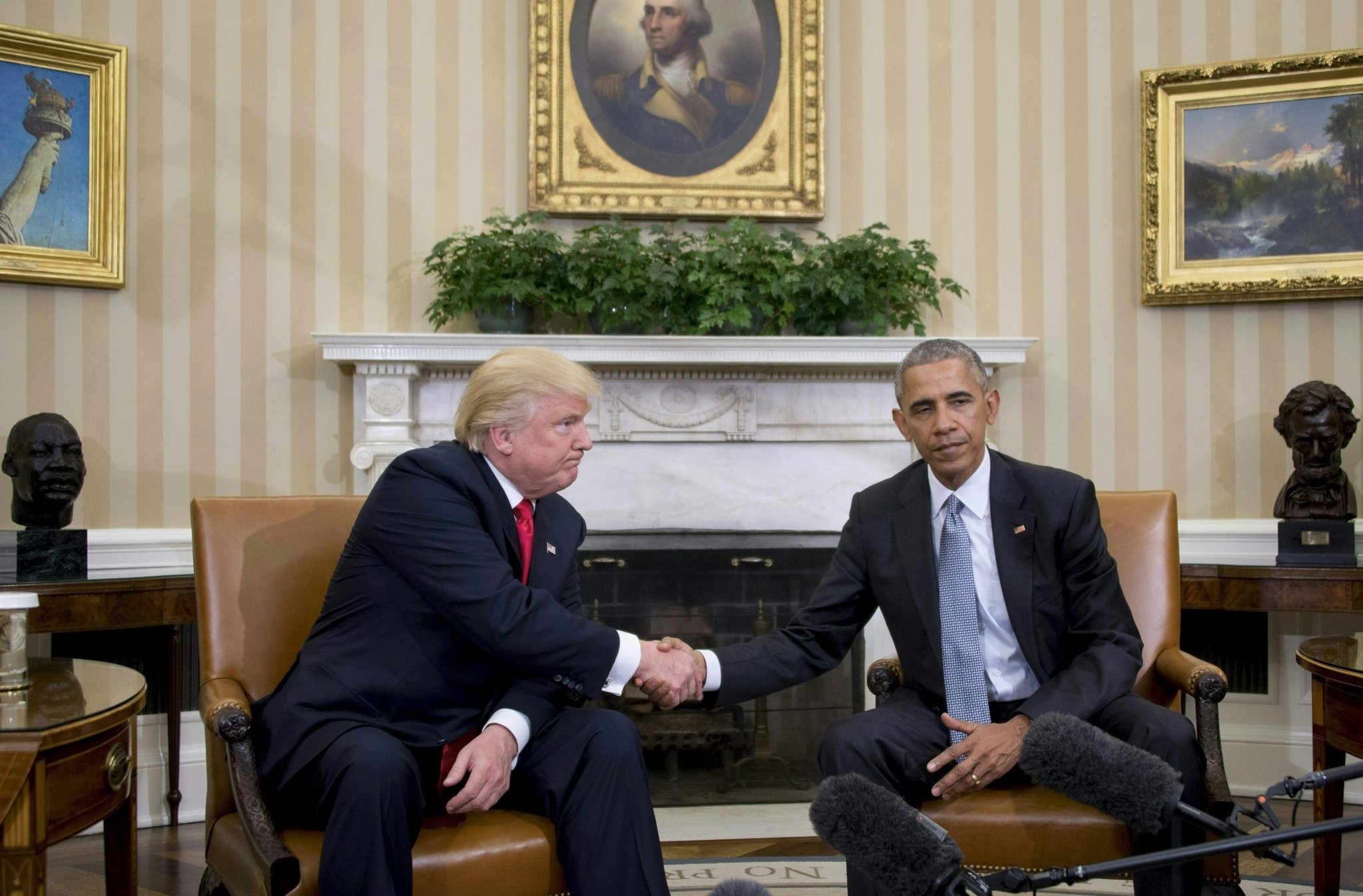 US President Barack Obama shakes hands as he meets with Republican President-elect Donald Trump (L) on transition planning in the Oval Office at the White House on November 10, 2016. (AFP Photo) 