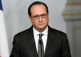 François Hollande konuşurken keskin nişancının silahı ateş aldı