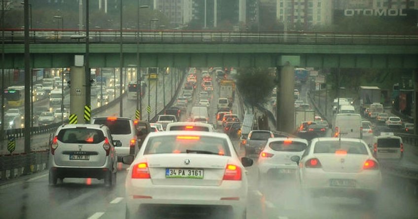 Yağmur İstanbul trafiğini kilitledi