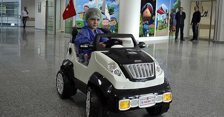 Çocuklar ameliyata akülü arabayla giriyor