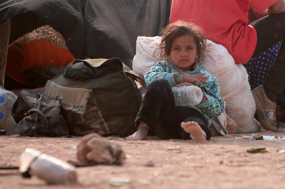 A refugee girl siting among Iraqi refugees who fled the violence in Mosul and internally displaced Syrians who fled Daesh-controlled areas in Deir al-Zor, near the Iraqi border, Oct. 23, 2016.