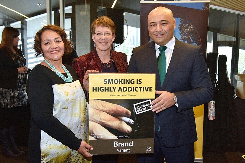 ew Zealand Associate Health Minister Sam Lotu-Iiga (R), Wellington mayor Celia Wade-Brown (C) and Maori Party co-leader Marama Fox hold a mock-up of the new plain cigarette packaging during an announcement in Wellington on May 31, 2016. (AFP Photo)