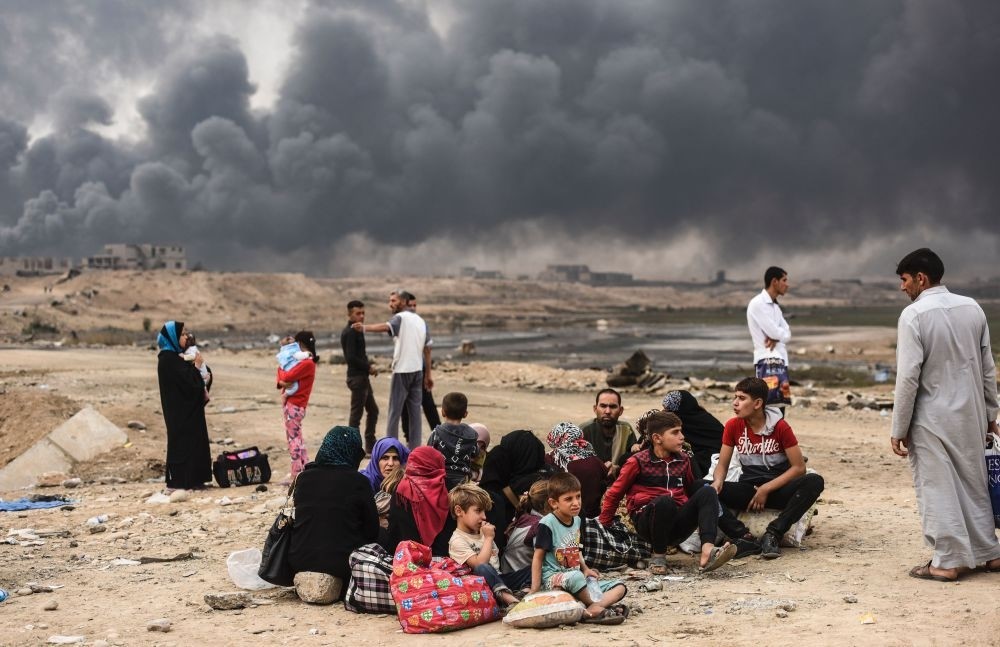 Iraqi families, who were displaced by Daesh terrorists from Mosul, are seen gathering on an area near Qayyarah, Iraq, Oct. 24, 2016. 