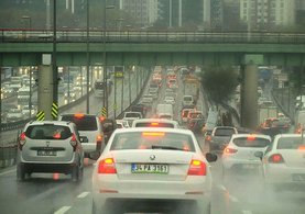 Yağmur İstanbul trafiğini kilitledi