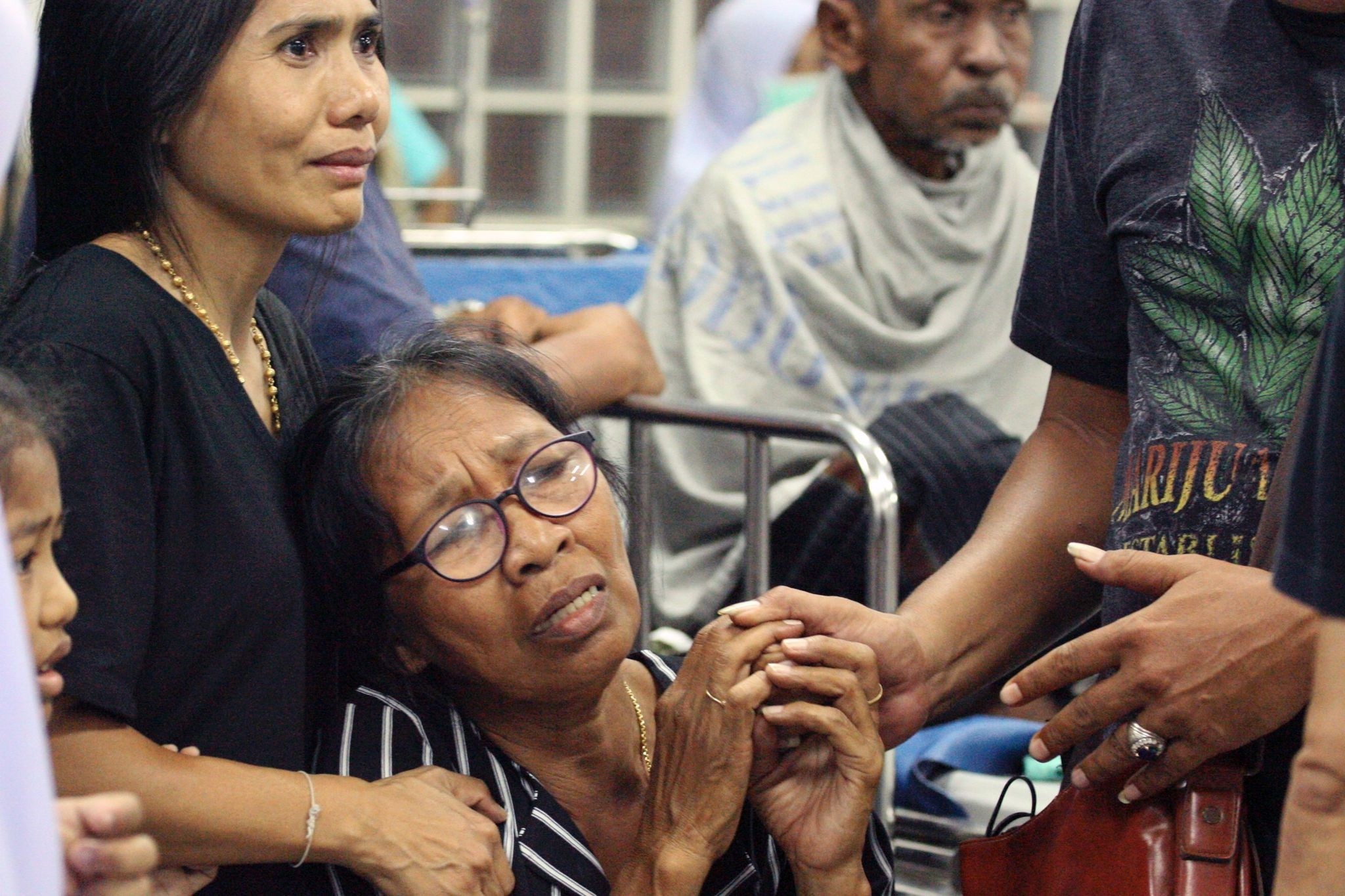 Relatives of a victim injured in a bombing react at a hospital in the southern Thai province of Pattani on October 24, 2016. (AFP Photo)