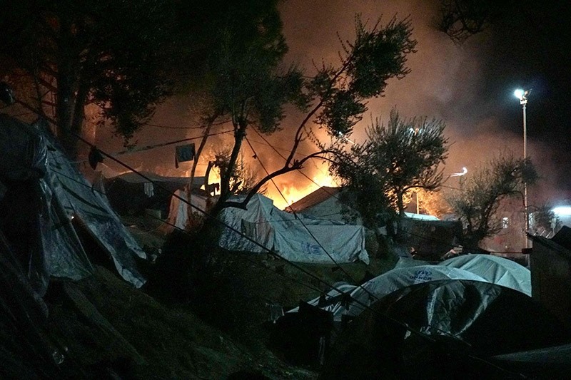 Fires burn at the Moria migrant camp on the island of Lesbos early on November 25, 2016. (AFP Photo)