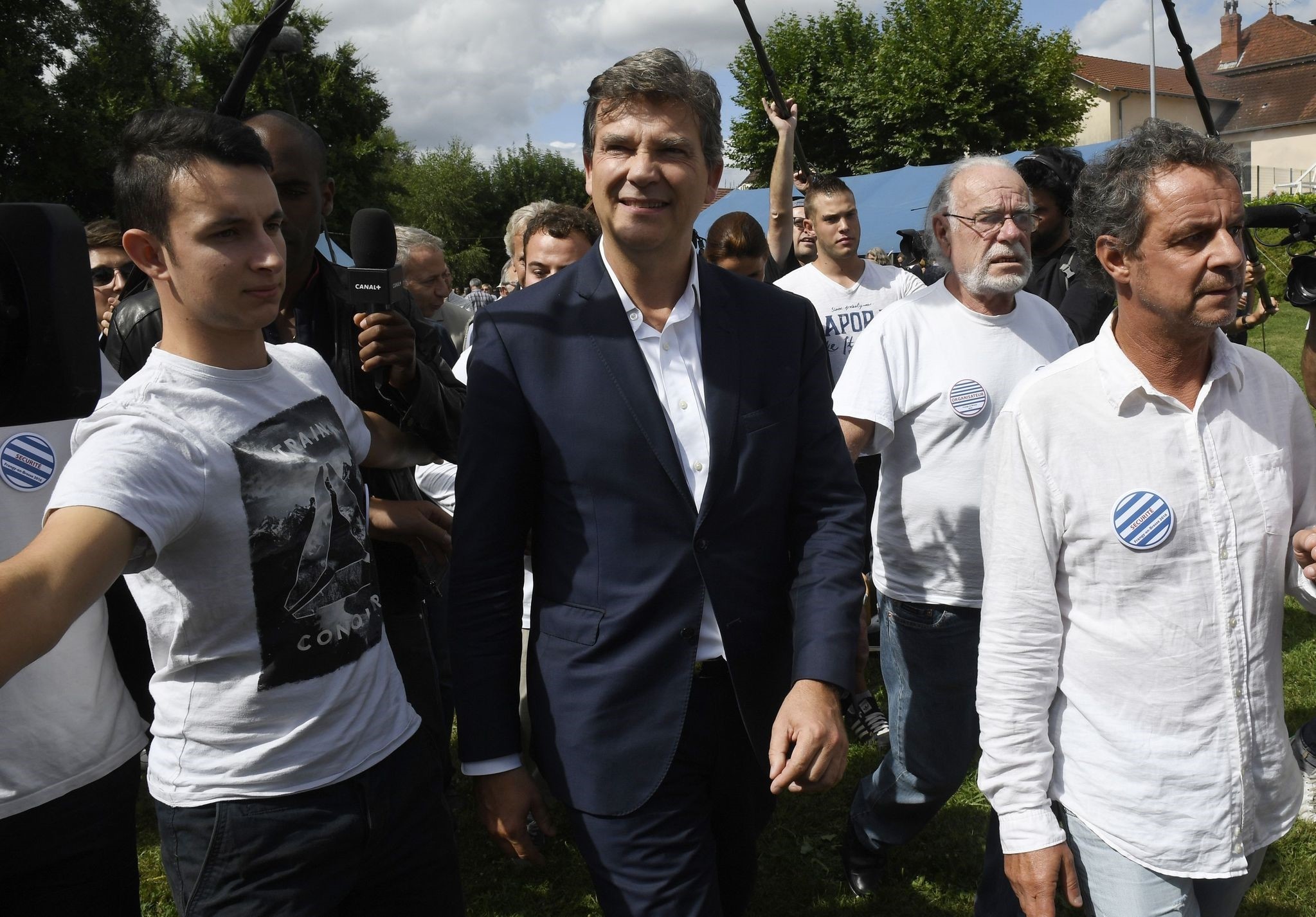 Former French Economy Minister Arnaud Montebourg (C) arrives to deliver a speech during the 44th annual meeting of the French socialist party (PS) ,La fete de la Rose,, on August 21, 2016 (AFP PHoto)