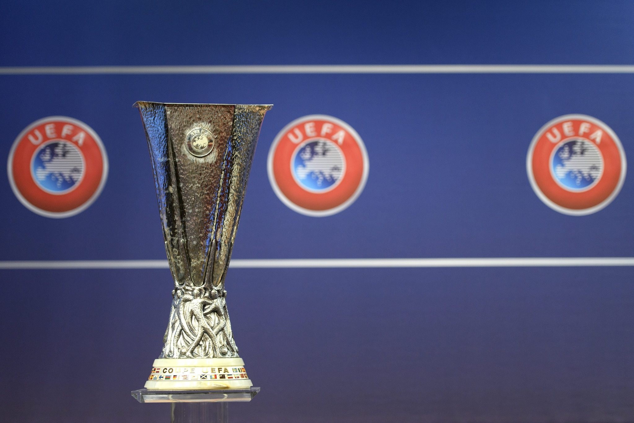 The Europa League trophy is pictured during the draw of the play-offs games of UEFA Europa League 2016/17 play-offs, at the UEFA Headquarters in Nyon, Switzerland, 05 August 2016. (EPA Photo)