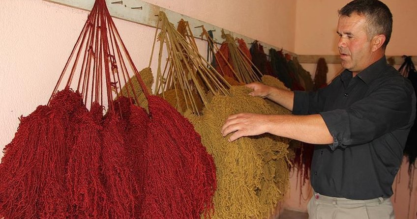 Yün ipliğin kök boya ile 'Bayat Kilimi'ne yolculuğu