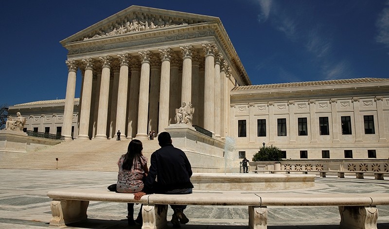 A couple sit in front of the U.S. Supreme Court in Washington May 16, 2016 (Reuters Photo)