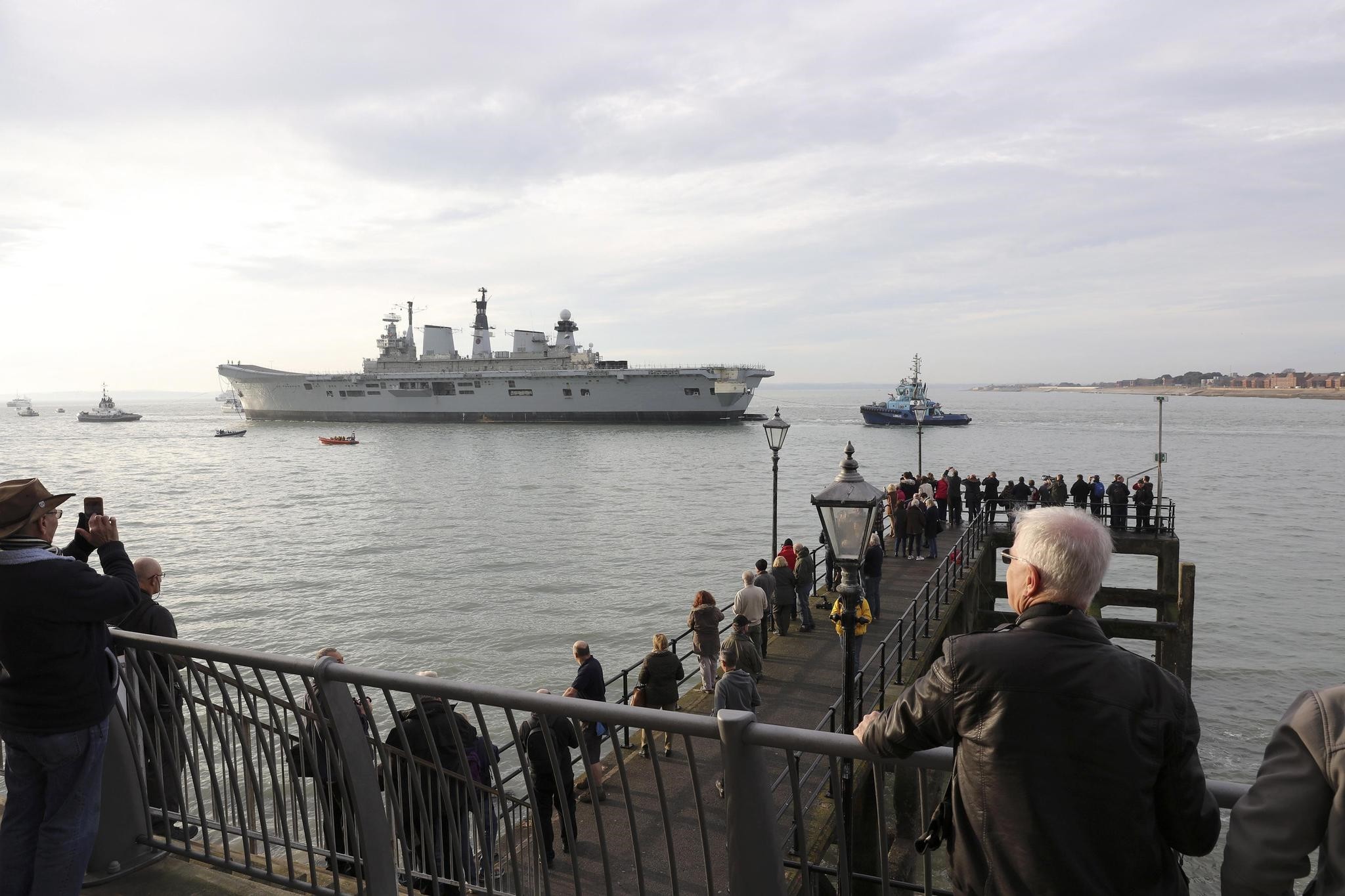 Tugs tow aircraft carrier HMS Illustrious, out of Portsmouth harbour, Britain December 7, 2016. (REUTERS Photo)