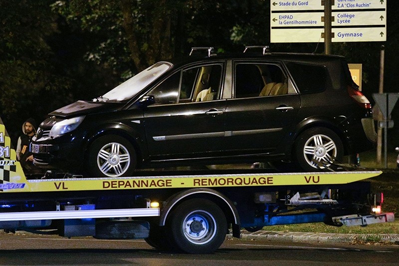 A vehicle allegedly belonging to one of the arrested woman is moved by a wrecker in Boussy-Saint-Antoine south of Paris on September 8, 2016 (AFP Photo)