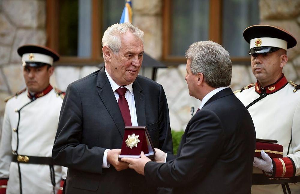 Macedonian President George Ivanov (2-R) awarded the president of the Czech RepublicMilos Zeman (2-L) with the 'September 8' award in Ohrid, The Former Yugoslav Republic of Macedonia, 09 June 2016. (EPA Photo)