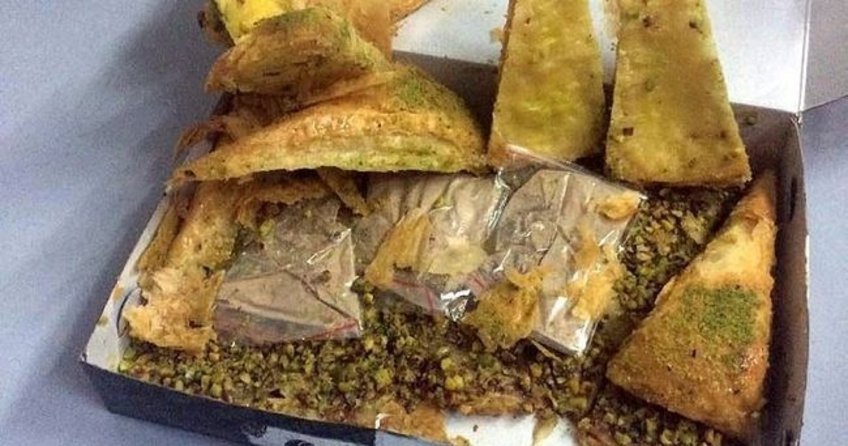 Baklava dilimlerinin arasına uyuşturucu saklamışlar