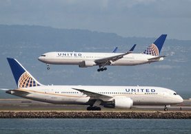 United Airlines, taytlı kız çocuklarını uçağa almadı